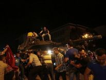 صور.. الحكومة التركية تطالب الشعب بـ«الانقضاض على دبابات» الانقلابيين