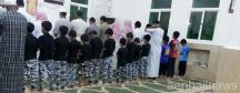 بالصورة.. أطفال يرتدون زي قوات الطوارئ داخل مسجد تضامناً مع “شهداء عسير”