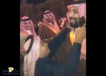 شاهد.. الأمير محمد بن سلمان يفاجئ طفلاً حاول بعفوية تقبيل رأسه ويده